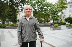 ouder Mens hebben mooi zo tijd in de park foto