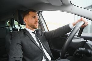 aantrekkelijk elegant gelukkig Mens in mooi zo auto foto