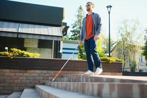 detailopname van een Blind Mens staand met wit stok Aan straat foto