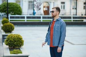 Blind Mens. mensen met onbekwaamheid, gehandicapten persoon en elke dag leven. visueel verminderd Mens met wandelen stok. foto