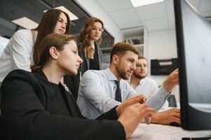 groep van zakenlieden en onderneemsters voorraad makelaars werken Bij kantoor. foto