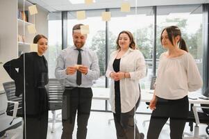 zakelijke bedrijf team en manager in een vergadering kamer Bij modern kantoor met panoramisch ramen. bedrijf concept foto