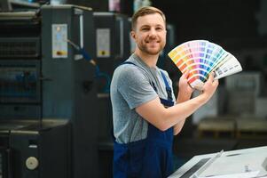 het drukken huis. de printer werken in een modern productie hal. foto