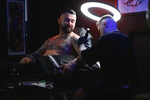 professioneel tatoeëren artiest maakt een tatoeëren foto