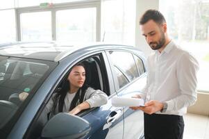 vrouw klant vrouw koper cliënt kiest auto. verkoop concept foto