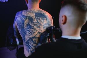 professioneel tatoeëren artiest maakt een tatoeëren foto