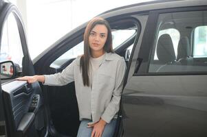 mooi jong vrouw cliënt klant kiezen nieuw auto foto