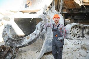 extractie van steen. mannetje arbeider De volgende naar steen groeve. ingenieur Bij bouw plaats foto