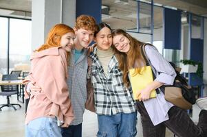 gelukkig hoog school- studenten in de klas foto