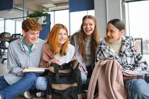 gelukkig hoog school- studenten in de klas foto