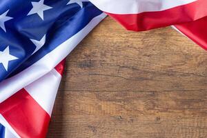 top visie van de Amerikaans vlag Aan een houten achtergrond met kopiëren ruimte voor tekst. 4e van juli onafhankelijkheid dag. vieren Amerikaans nationaal dag. arbeid dag. gedenkteken dag foto