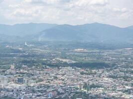 op zoek uit Bij de venster vliegtuig ziet de landschap stad visie van Chiang rai, Thailand. top visie van mooi bergen, Woud, bomen, rivier, weg, en stadsgezicht. vakantie en reizen concept foto