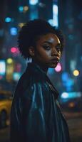 foto van mooi volwassen Afrikaanse vrouw met kap jas staand poseren voor afbeelding Bij nacht toekomst stad,