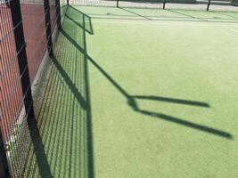 sport- veld- tennis en peddelen rechtbank buitenshuis foto