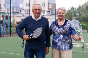 senior Mens spelen peddelen tennis een foto