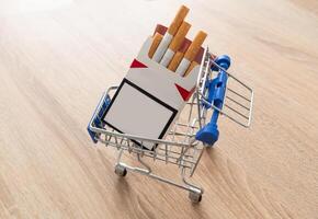 sigaretten in boodschappen doen kar Aan houten tafel Aan donker achtergrond foto