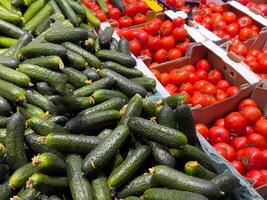 een dichtbij omhoog van veel verschillend fruit en groenten foto