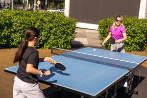 volwassen vrouw instructeur onderwijs meisje Speel tafel tennis foto