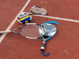 gebroken tennis en padel rackets foto