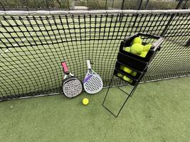 padel tennis racket sport rechtbank en ballen. foto