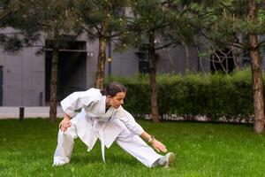 jong meisje in een wit kimono, karate foto