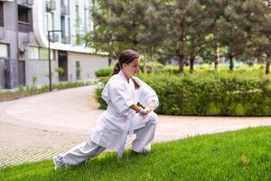 jong meisje in een wit kimono, karate foto