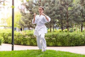 meisje in karate taekwondo vechten houding foto