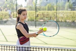 jonge vrouw die tennis speelt op de baan foto