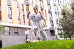karate, tiener meisje in kimono opleiding foto