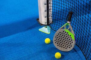twee ballen De volgende naar de netto van een blauw peddelen tennis rechtbank. sport gezond concept. foto