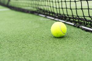 tennis bal Aan de rechtbank tegen de rechtbank netto foto