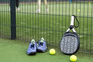 peddelen tennis racket en ballen Aan rechtbank foto