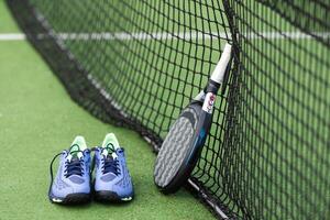 padel tennis racket sport rechtbank en ballen. downloaden een hoog kwaliteit foto met peddelen voor de ontwerp van een sport- app of sociaal media advertentie