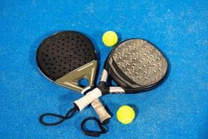 padel tennis racket sport rechtbank en ballen foto