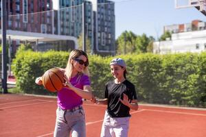 moeder en dochter Speel basketbal foto