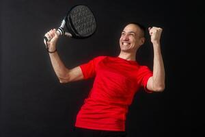 professioneel toezicht houden op van paddel Holding een zwart racket. Mens paddel speler spelen een wedstrijd. foto
