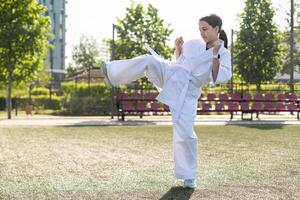 jong meisje in een wit kimono, karate foto