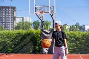 concentratie. tiener meisje, basketbal speler in beweging met bal, dribbelen. concept van sportief levensstijl, actief hobby, Gezondheid, uithoudingsvermogen, wedstrijd foto