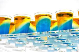 gekleurde gelatine in plastic cups in een transparant acryl Scherm foto