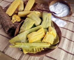 pamonha, klassiek braziliaans zoet gemaakt met maïs foto