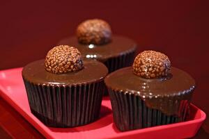 heerlijk chocola cupcakes met chocola brigadeiro foto