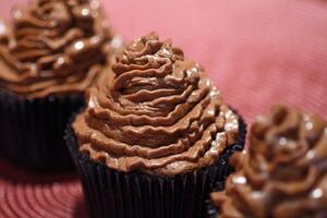 heerlijk chocola cupcakes dichtbij omhoog foto