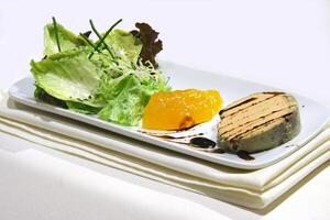 foie gras met groen salade en abrikoos jam foto