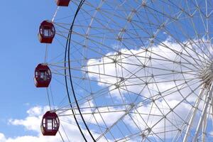 carrousel ferris cirkel wiel over- blauw lucht foto