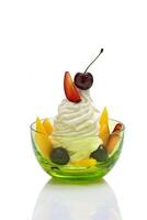 bevroren yoghurt met geassorteerd fruit in kleurrijk kommen Aan een wit achtergrond foto