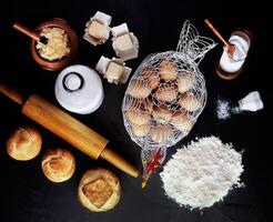 ingrediënten voor maken melk brood gezien van bovenstaand Aan een zwart achtergrond foto