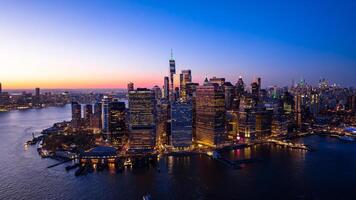 mooi stad visie met meerdere lichten Aan. nieuw york panorama van dar foto bovenstaand de oosten- rivier. antenne visie.