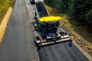 asfalt rollen werken concept. snelweg repareren modern technologieën. foto