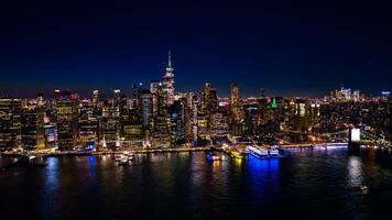 afstand nemen van een spectaculair visie van nieuw york, de Verenigde Staten van Amerika Aan de waterkant van de oosten- rivier. horizon van metropolis Bij nacht. antenne perspectief. foto