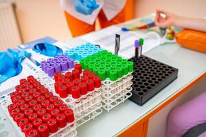 steriel bloed containers Aan een tafel. laboratorium technologieën. foto